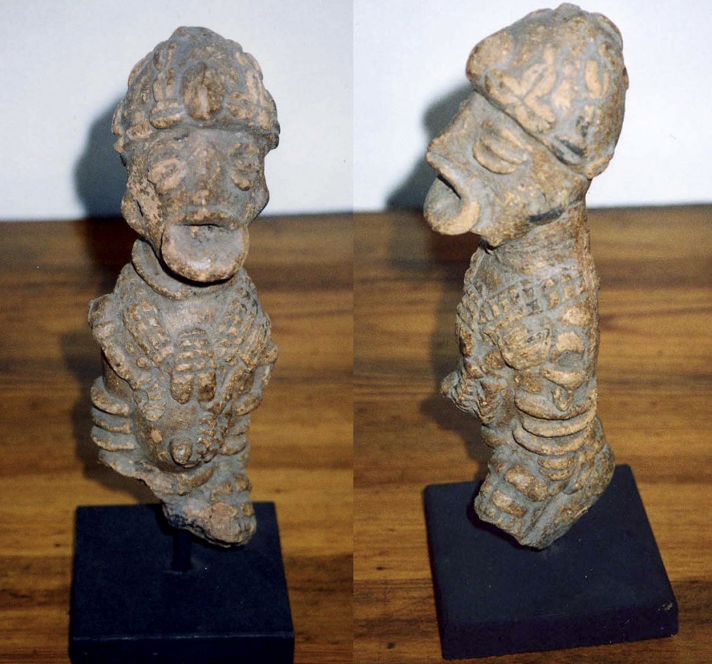 Rumpf einer knienden Figur (König?) mit Kopfbedeckung und Würdenkette, Fragment (Djenné/Mali) tr02