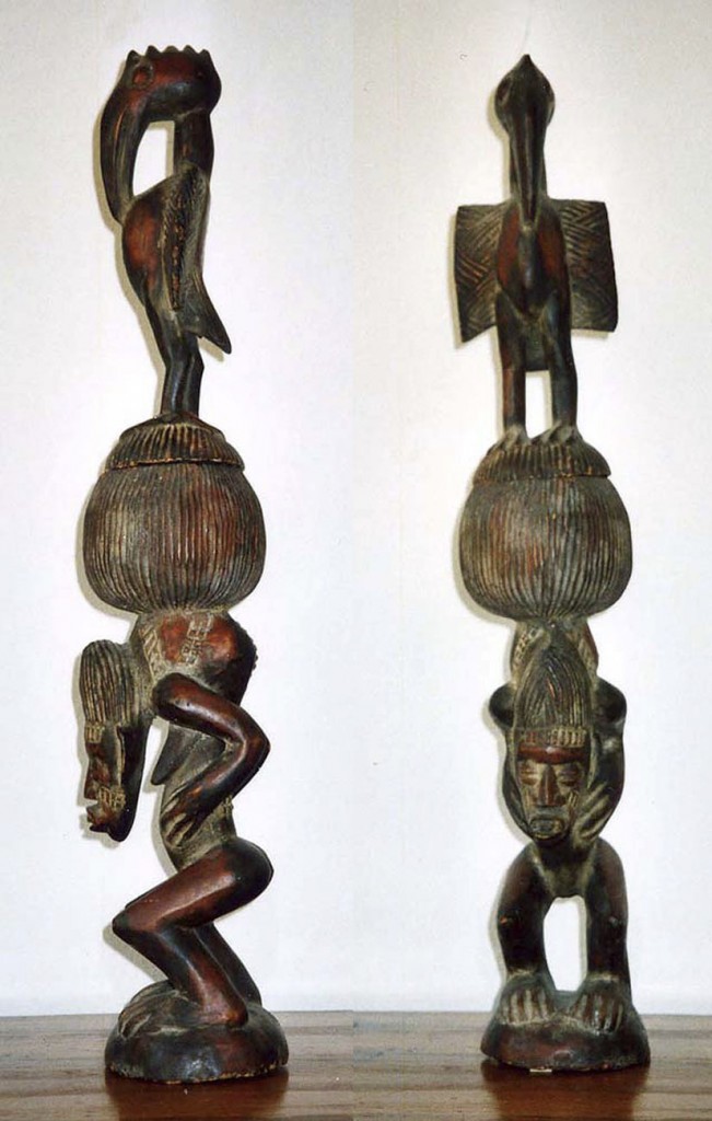 Ritualgefäß in Gestalt einer buckligen Frau, die ein Gefäß auf dem tätowierten Buckel trägt, dessen Deckel von einem Vogel gekrönt wird (Hornrabenaufsatz) Senufo/Elfenbeinküste